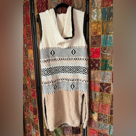 On Blue - Sleeveless Hooded Tribal Pattern Vest - Picture 5 of 8